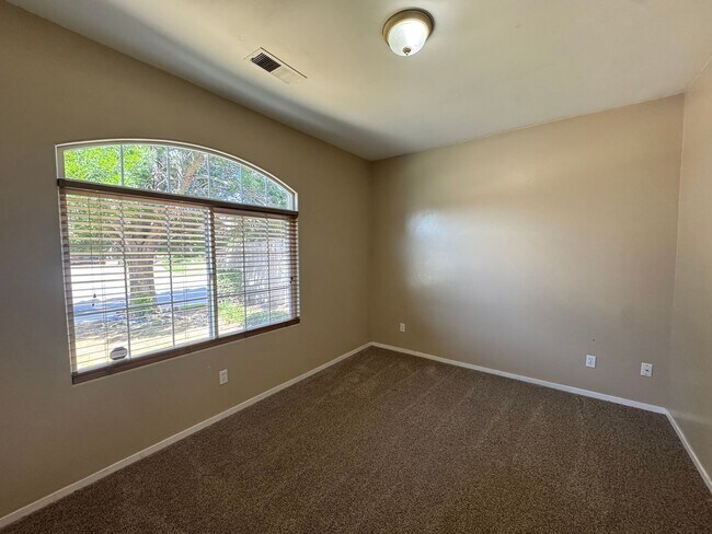 Foto del edificio - NW Bakersfield home!