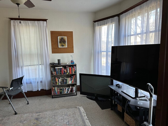 Building Photo - 217 S Mills St