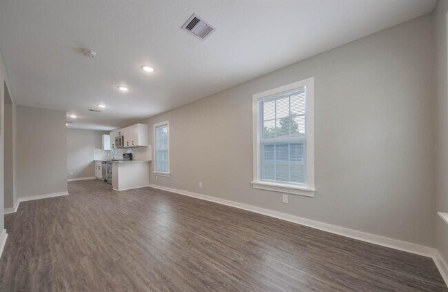 Building Photo - 1206 E 33rd St