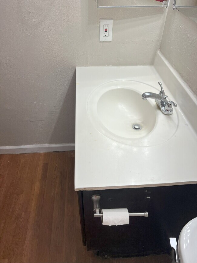 Building Photo - Great Location Near GCU – Newer A/C and Ea...