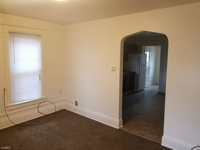 Building Photo - 2 br, 1 bath Duplex - 518 W 6th St  Side b...