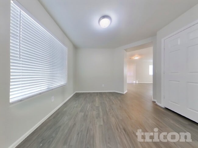 Foto del edificio - 23634 W Tamarisk Ave