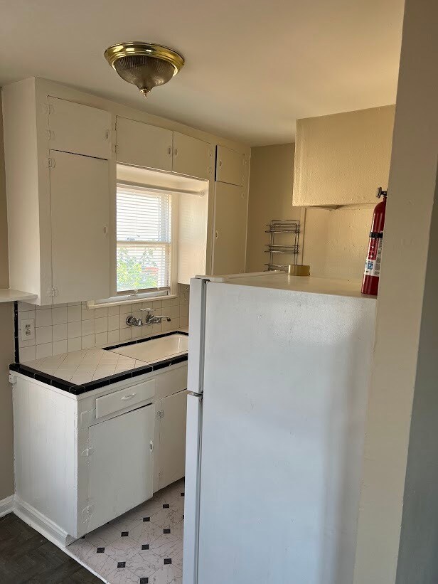 Cocina equipada con frigorífico/congelador y cocina/horno de gas. - 1162 W 24th St