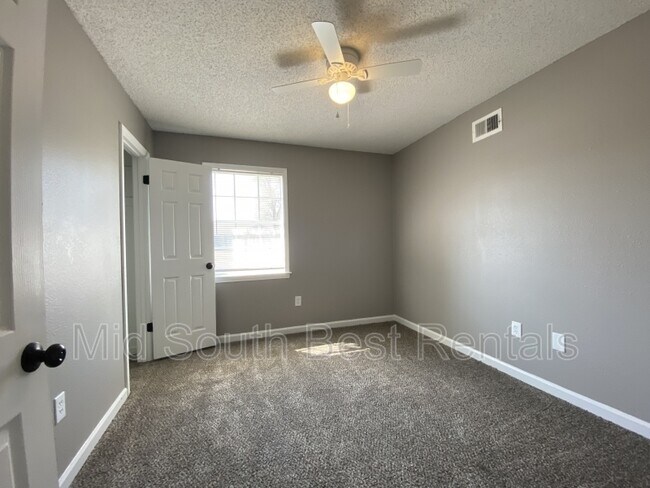 Building Photo - 48 Sullivan Dr