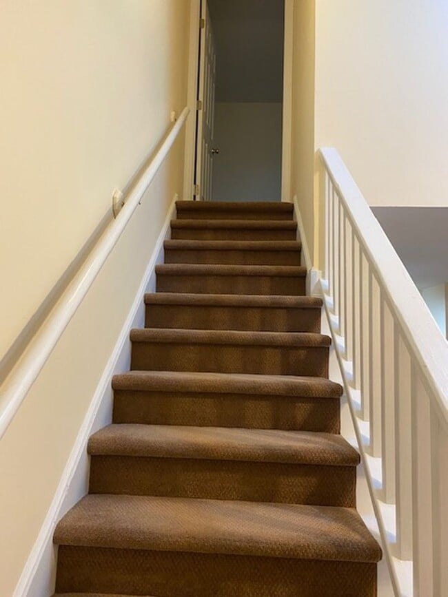 Building Photo - 145 Colonial Cir