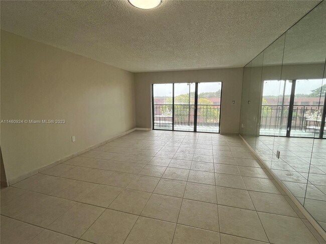 Foto del edificio - 650 NE 149th St