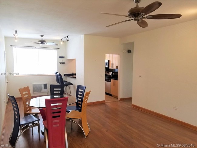 Building Photo - 2 br, 2 bath  - 4720 Pine Tree Dr # B4