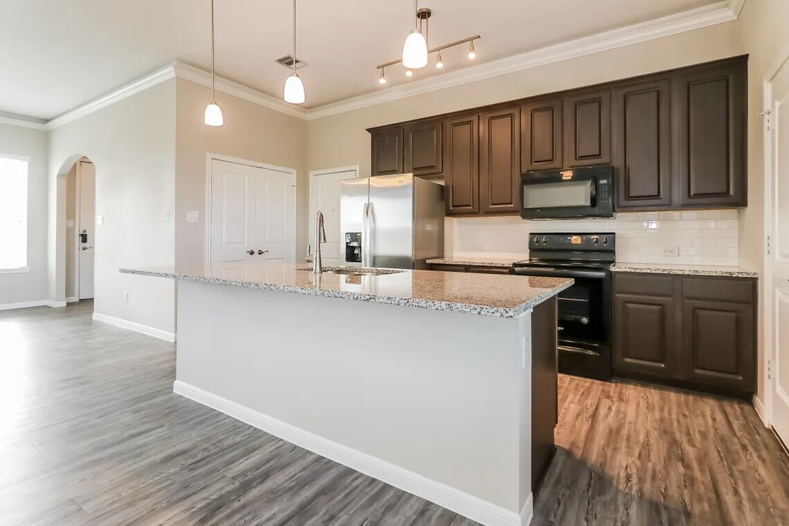 Building Photo - 1538 Lakeland Cir