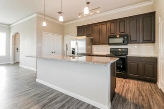 Building Photo - 1538 Lakeland Cir