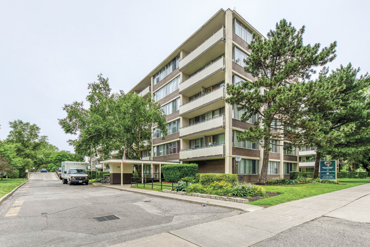 Building Photo - 52 Thorncliffe Park Dr