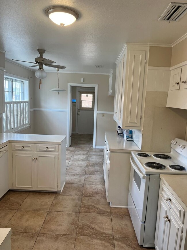 Building Photo - 1/2 OFF FIRST MONTH'S RENT. DESIRABLE YOUR...