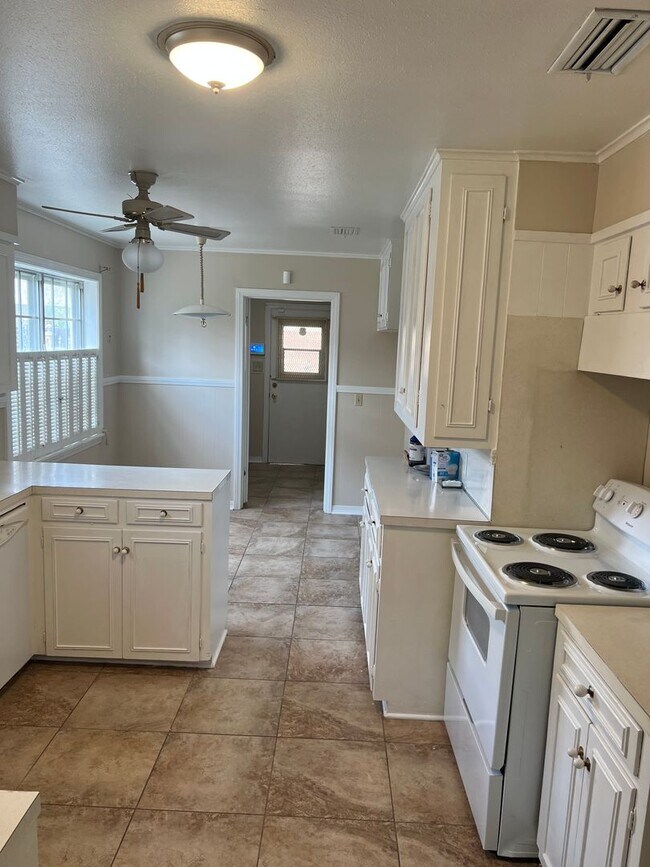 Foto del edificio - 1/2 OFF FIRST MONTH'S RENT. DESIRABLE YOUR...