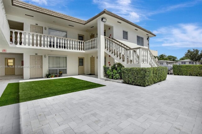 Building Photo - 5420 Hollywood Blvd