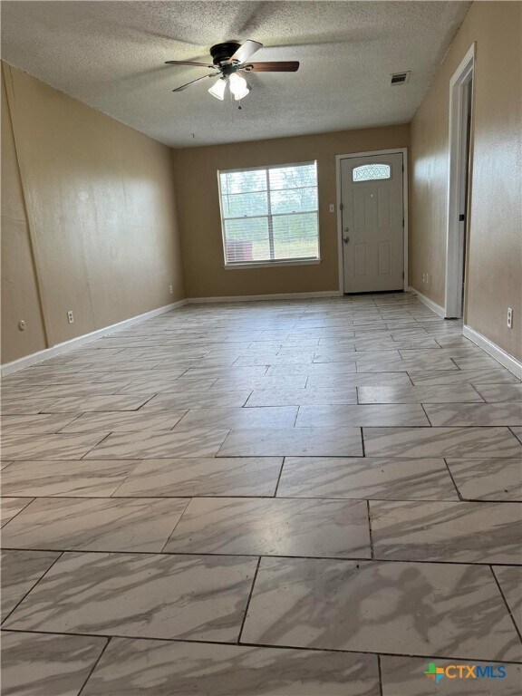 Building Photo - 1051 Country Club Dr