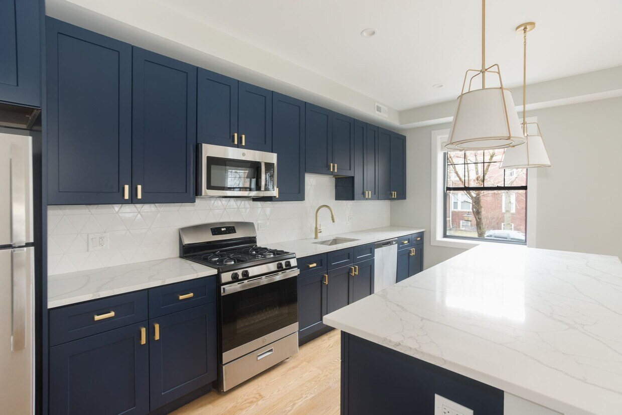 Foto principal - 2032 W Montrose Ave