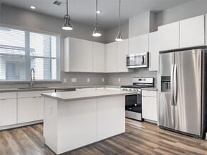 Building Photo - 1270 N Post Oak Rd