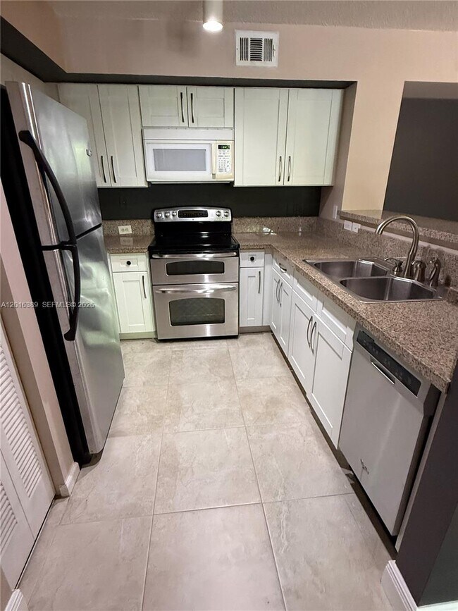 Foto del edificio - 2113 Renaissance Blvd