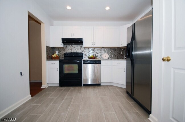 Building Photo - 384 Waterview Rd