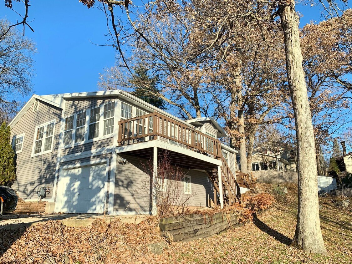 Primary Photo - Beautiful 3 Bedroom Home With Lake Koshkon...
