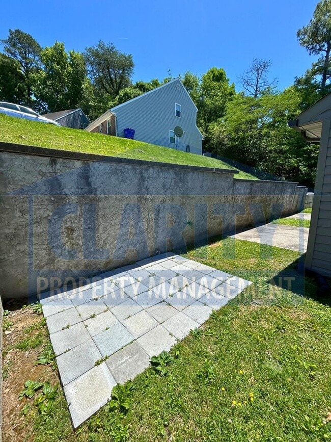 Building Photo - Two bedroom townhome w/ cathedral ceilings!