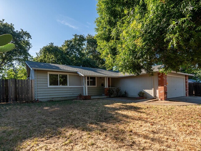Foto del edificio - Single Level Ranch Home In Desirable Clayt...