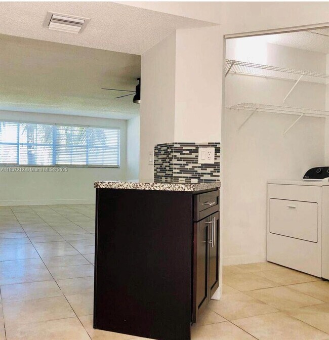 Foto del edificio - 6155 NW 186th St
