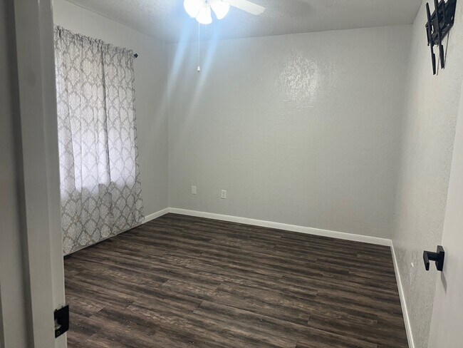 Building Photo - 208 Walnut St