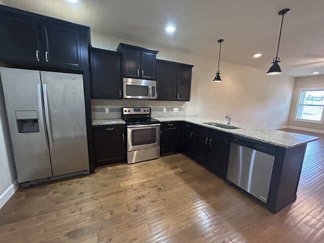 Building Photo - 2BD 2BA ONE LEVEL CONDO IN ALGOOD
