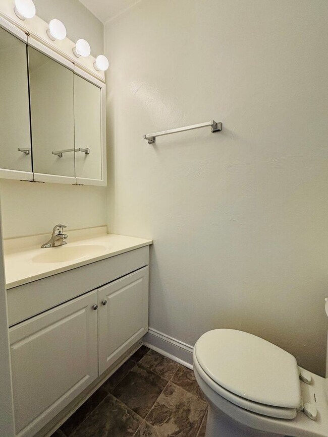 Foto del edificio - 2 Bedroom, 1.5 Bath Townhouse