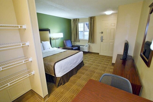 Mainstay Suites - 214 Langley Pl