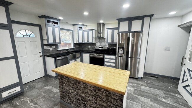 Foto del edificio - 1021 Shirley Dr