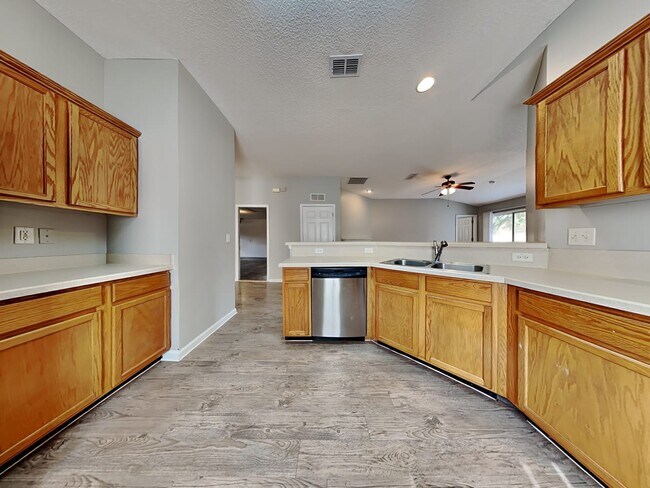 Building Photo - 1422 Woodland View Dr