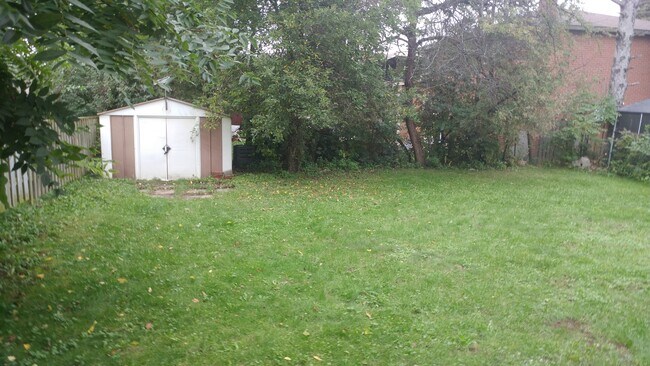 Photo du bâtiment - Two Bedroom Basement Apartment in  Scarbor...