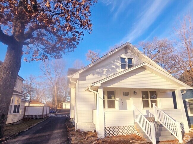 Lansing Lake Gardens Apartments for Rent with Hardwood Floors - Lansing