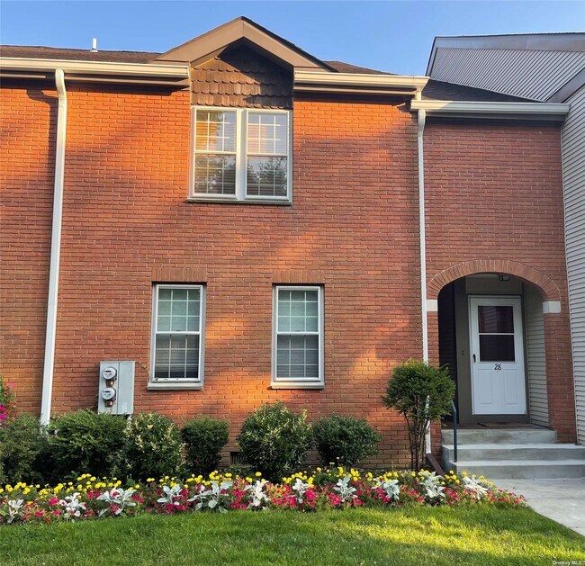 27 Greenmeadow Dr, Babylon, NY 11702 Condo for Rent in Babylon, NY