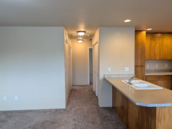 Building Photo - Clean and Upstairs 2 Bed, 2 Bath Apartment in East Medford – Juniper Ridge