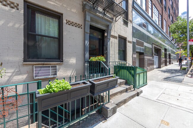 Entrance - 431 W 54th St