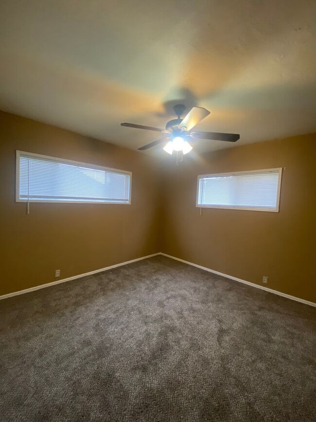 Building Photo - Country 2 bedroom 1 bathroom with outbuild...