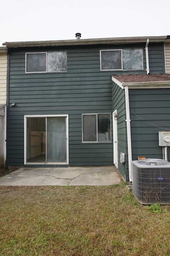 Building Photo - 3 bedroom 2.5 bath townhome