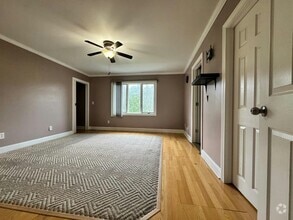 Building Photo - 25392 Surrey Ln