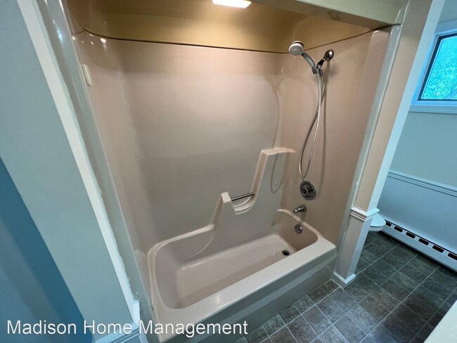 Building Photo - 4 br, 1 bath House - 429 Chestnut Street
