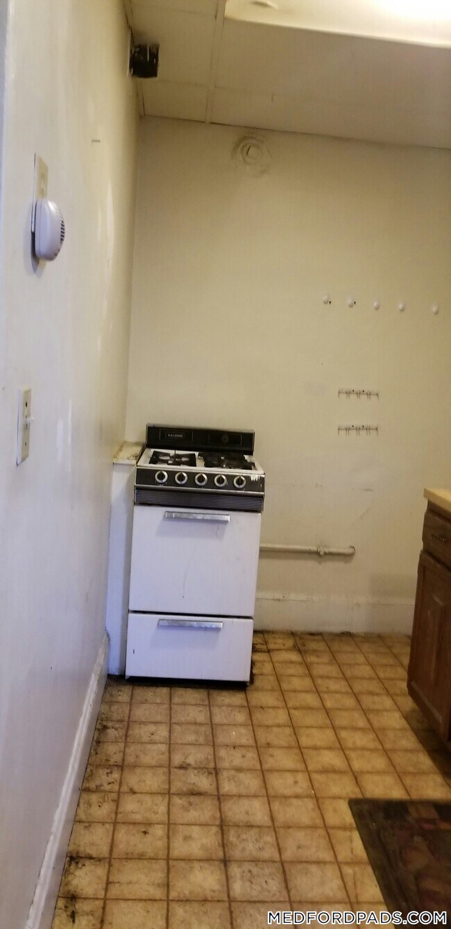 Building Photo - 53 Fellsway W