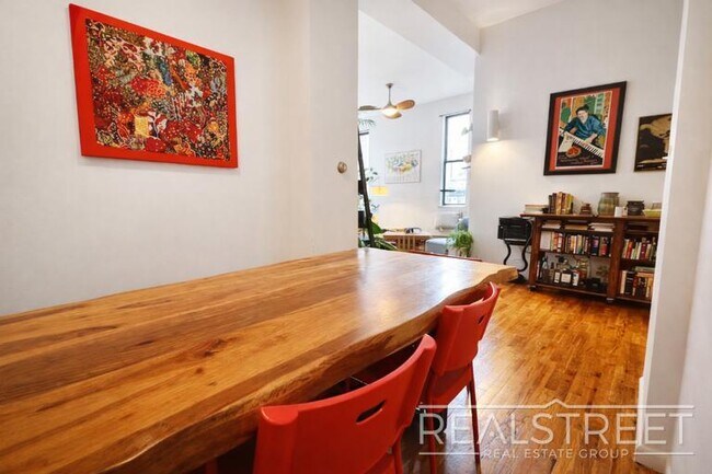 Foto del edificio - Designer Loft | 2 Bed / 2 Bath | ~1,000 SF | 12’ Wood Ceilings | Prime Prospect Heights