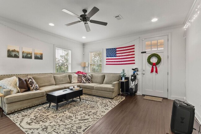 Foto del edificio - Spacious 3 Bedroom 3.5 Baths Available for Fall 2026! Schedule your Showing and Apply Today!