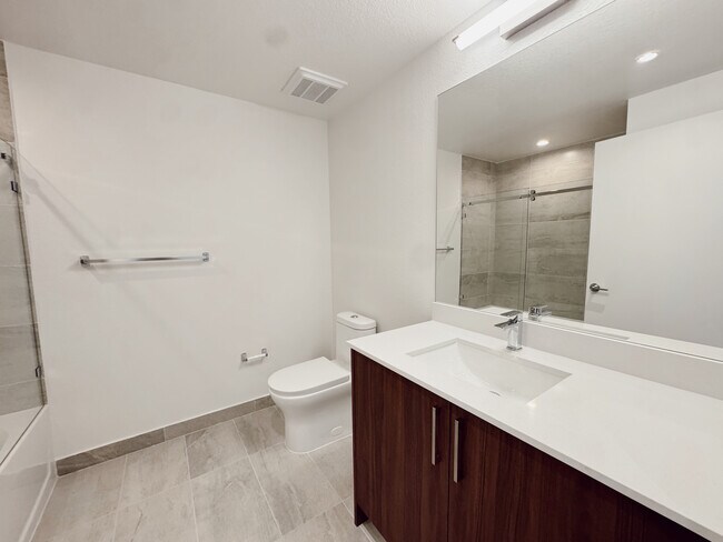Building Photo - 930 NW 39th Ave