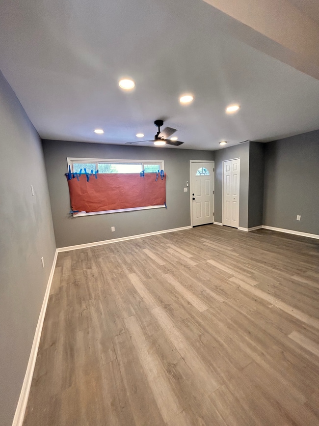 Building Photo - 2025 Central Dr