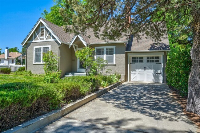Foto del edificio - Live on Historic Park Avenue in this 2 Bed 1.5 Bath Single Family Home!