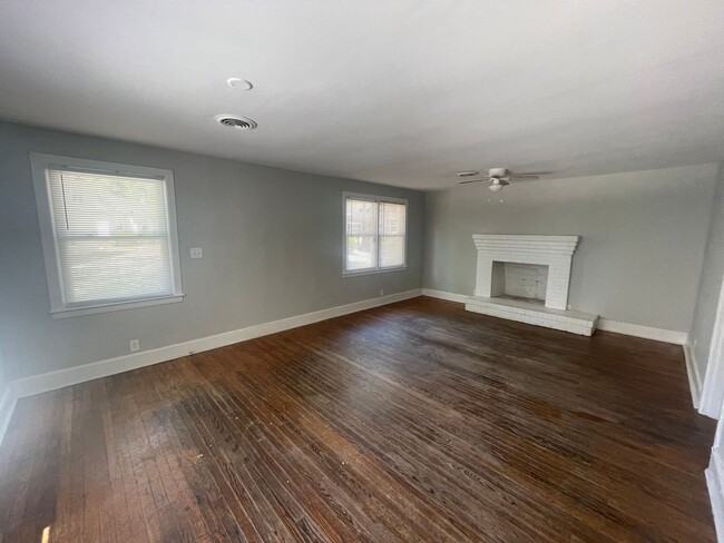 Building Photo - 3 Bedroom 2 Bathroom House with Bonus  Room