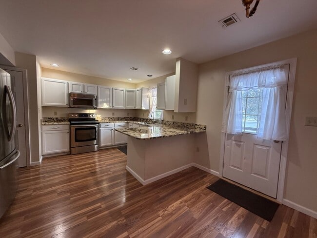 Building Photo - 3 bedroom 2.5 bathroom townhome for rent