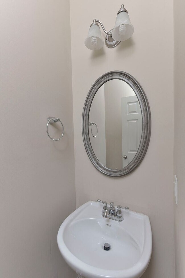 Building Photo - 3 Bedroom, 2.5 Bathroom in Pennington Squa...